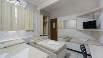 Quarto quádruplo | Frigobar, escrivaninha, Wi-Fi de cortesia, roupa de cama