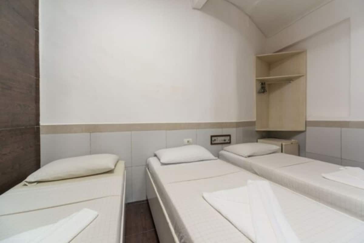 Triple Room | Minibar, desk, WiFi (free), bed sheets