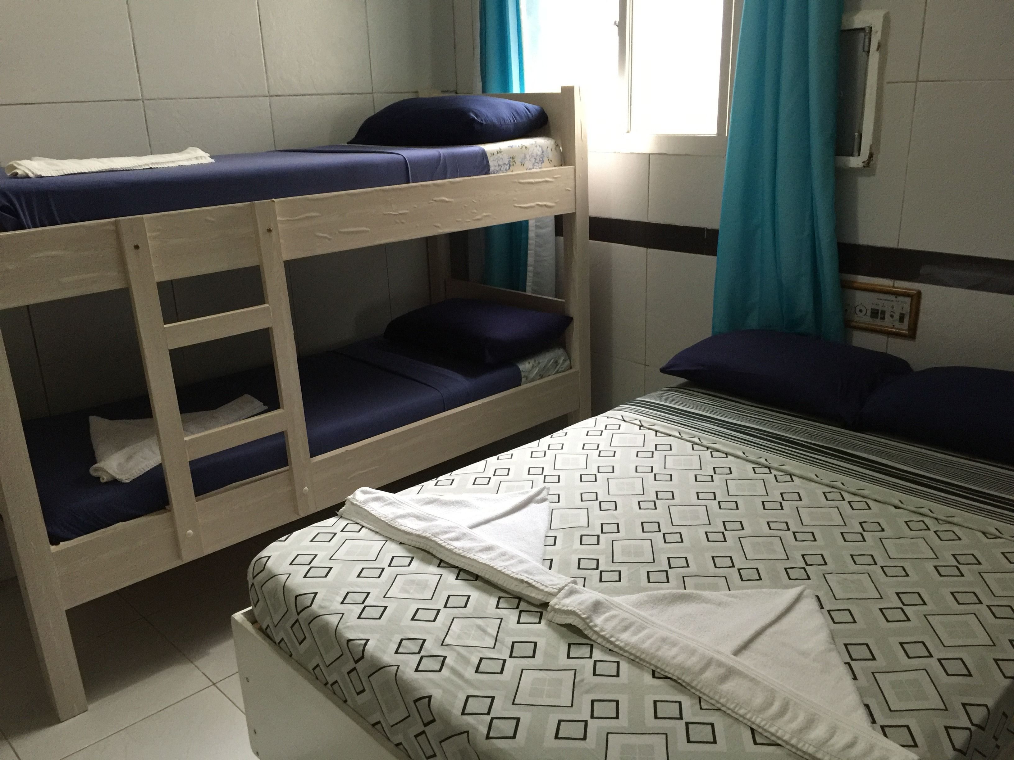 Uma cama beliche com um edredom estampado e um colchão liso.