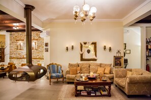 Lobby sitting area - Lions Nine (Zagora-Mouresi)