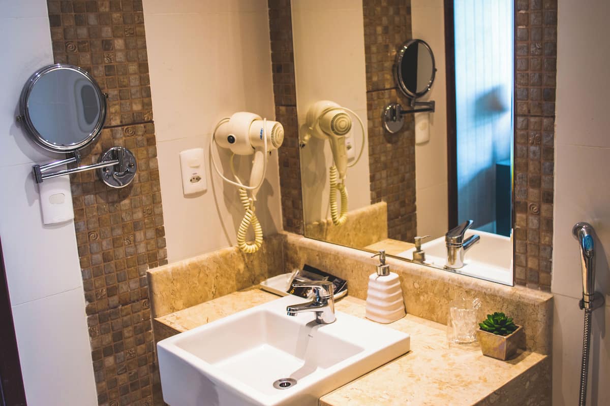 standard triple room | bathroom | shower, free toiletries, towels