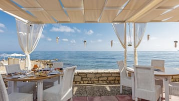 Se sirven desayunos, comidas y cenas con vista a la playa