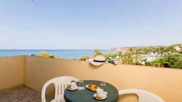 In-room safe, soundproofing, iron/ironing board, free WiFi