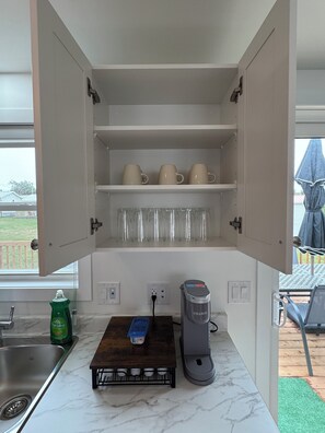 Memory-foam beds, iron/ironing board, free WiFi, bed sheets - Cavendish Lodge & Cottages (Bayview)