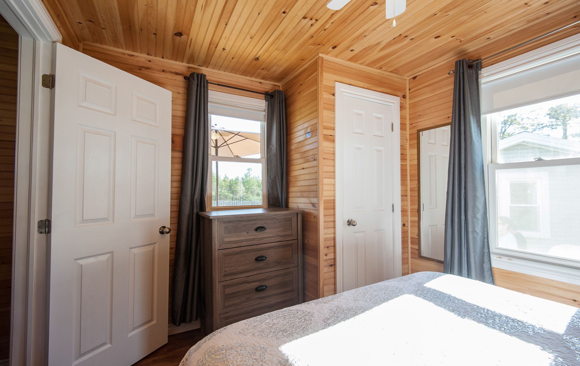 أسرّة بإسفنج يتكيف مع شكل الجسم ومكواة/لوح كي وواي فاي مجانًا