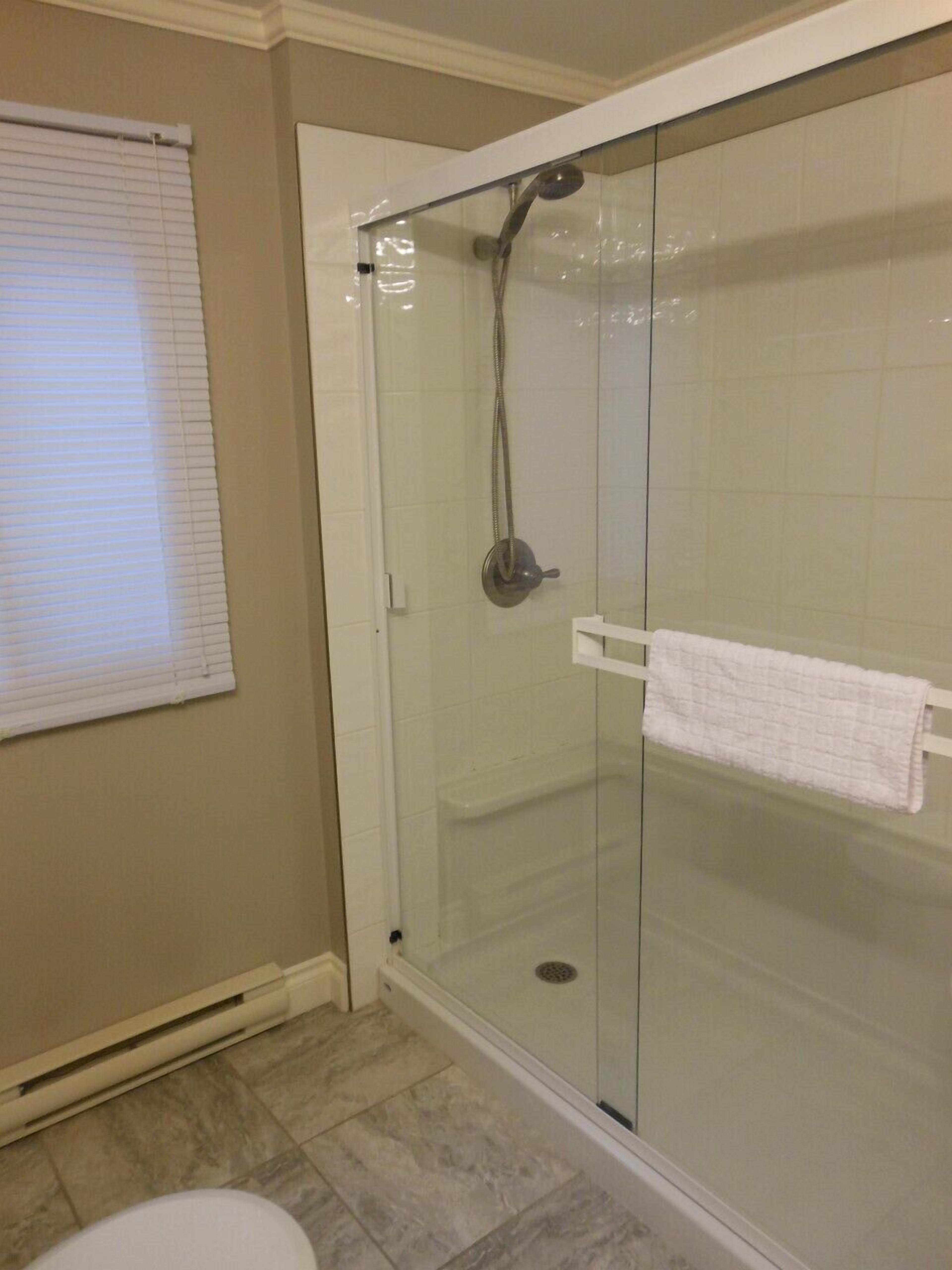 apartment, 2 bedrooms, hot tub, mountain view | bathroom shower