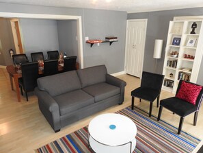 Apartment, 2 Schlafzimmer, Whirlpool, Bergblick | Wohnzimmer | Flachbildfernseher, Kamin