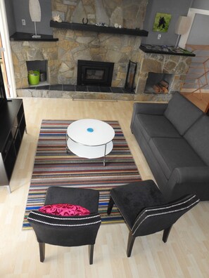 Apartment, 2 Schlafzimmer, Whirlpool, Bergblick | Wohnzimmer | Flachbildfernseher, Kamin