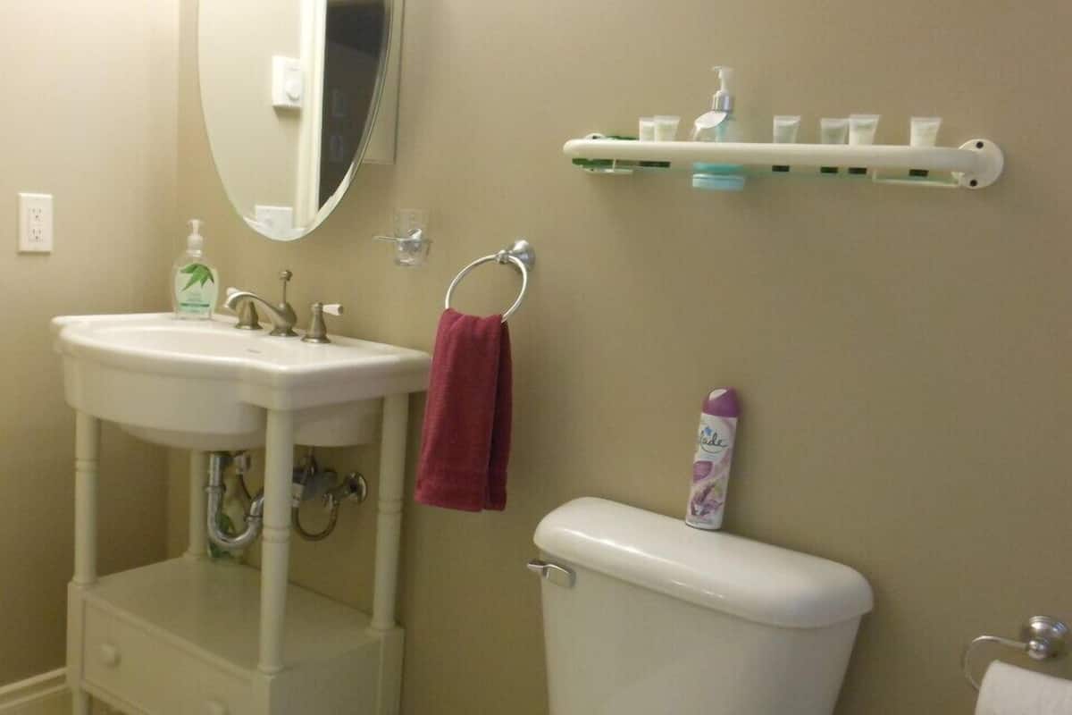 apartment, 2 bedrooms, hot tub, mountain view | bathroom | shower, free toiletries, hair dryer