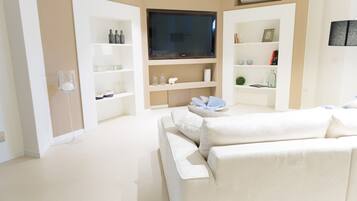 Appartement, 1 slaapkamer | Woonruimte | Een 55-inch flatscreentelevisie met digitale zenders en een televisie