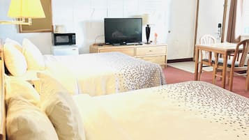 Habitación básica, 2 camas de matrimonio | Escritorio, wifi gratis, ropa de cama