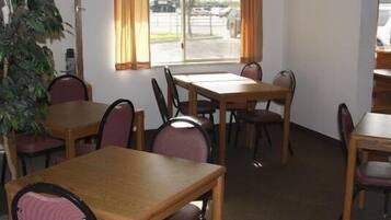 Tägliches inbegriffenes kontinentales Frühstück