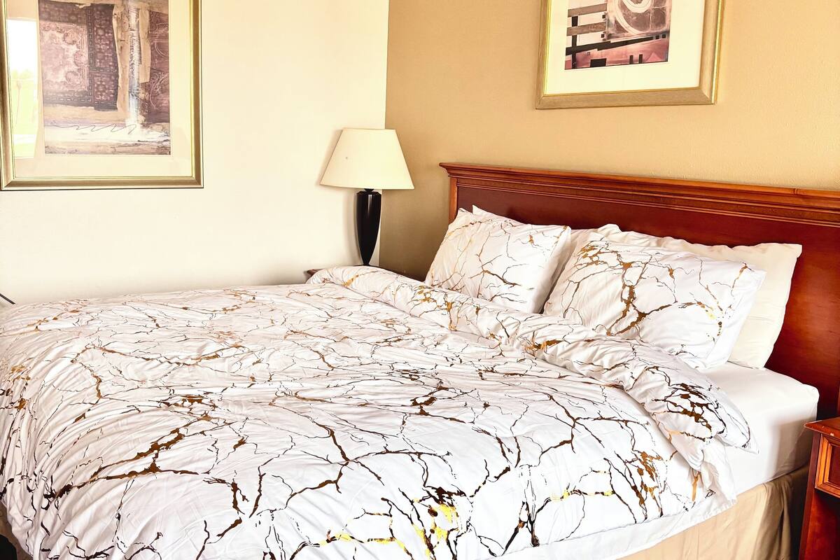 Basic Single Room, 1 King Bed | 1 bedroom, desk, free WiFi, bed sheets