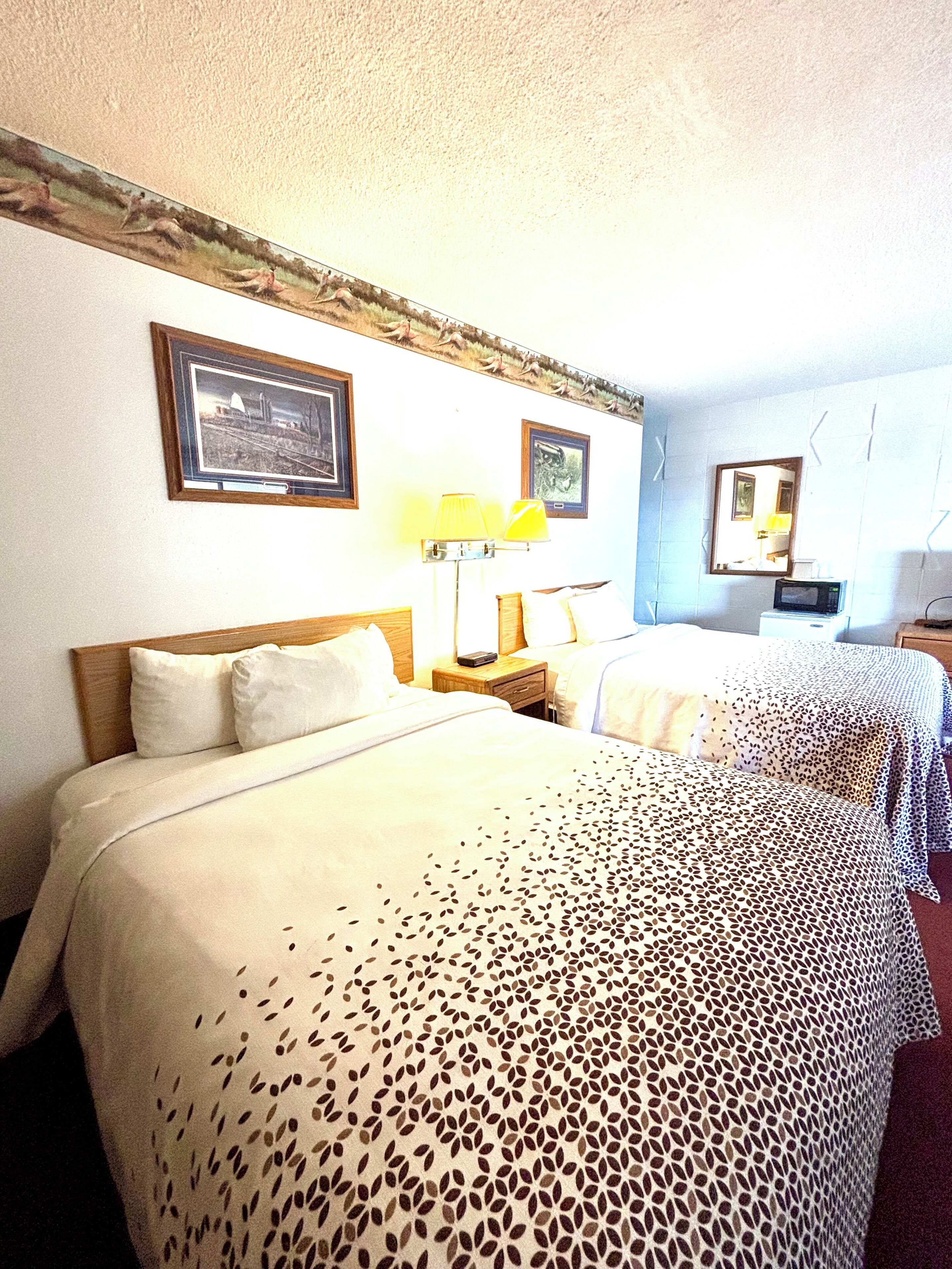 Rom – basic, 2 queensize-senger | Skrivebord, wi-fi (inkludert) og sengetøy