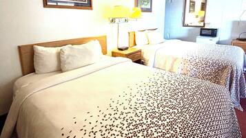 Basic-Zimmer, 2 Queen-Betten | Schreibtisch, kostenloses WLAN, Bettwäsche