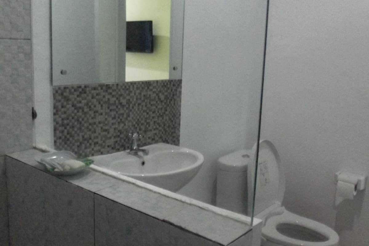 shower, free toiletries, towels