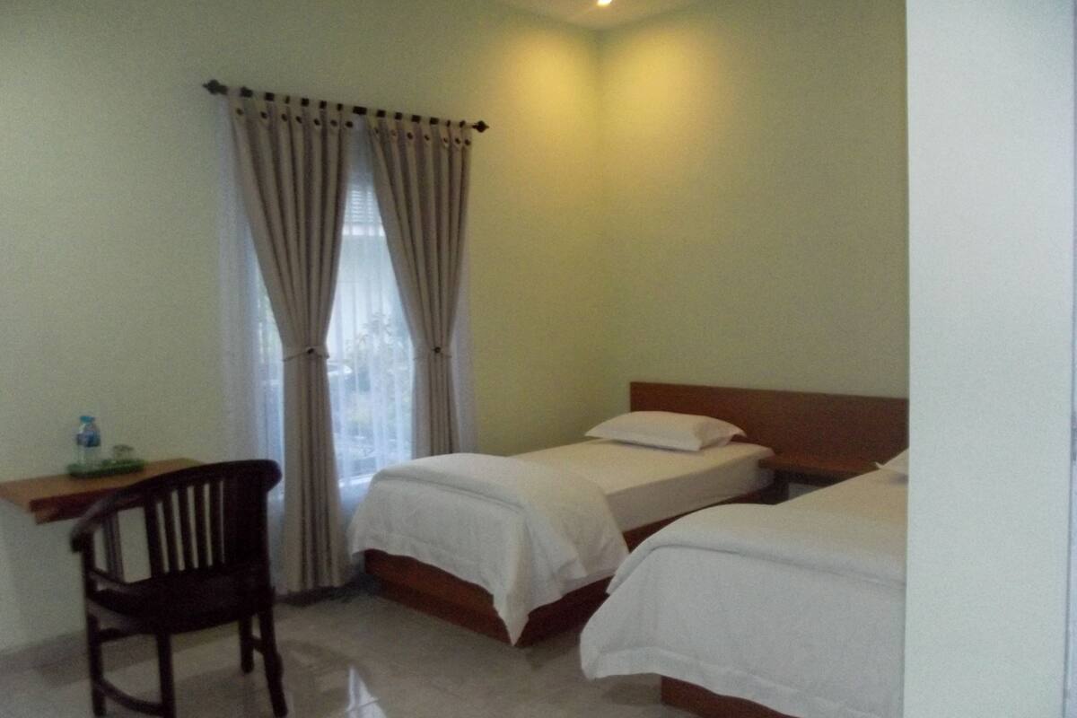 deluxe double or twin room | desk, soundproofing