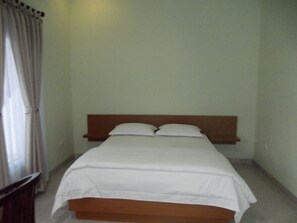 1 bedroom, desk, soundproofing