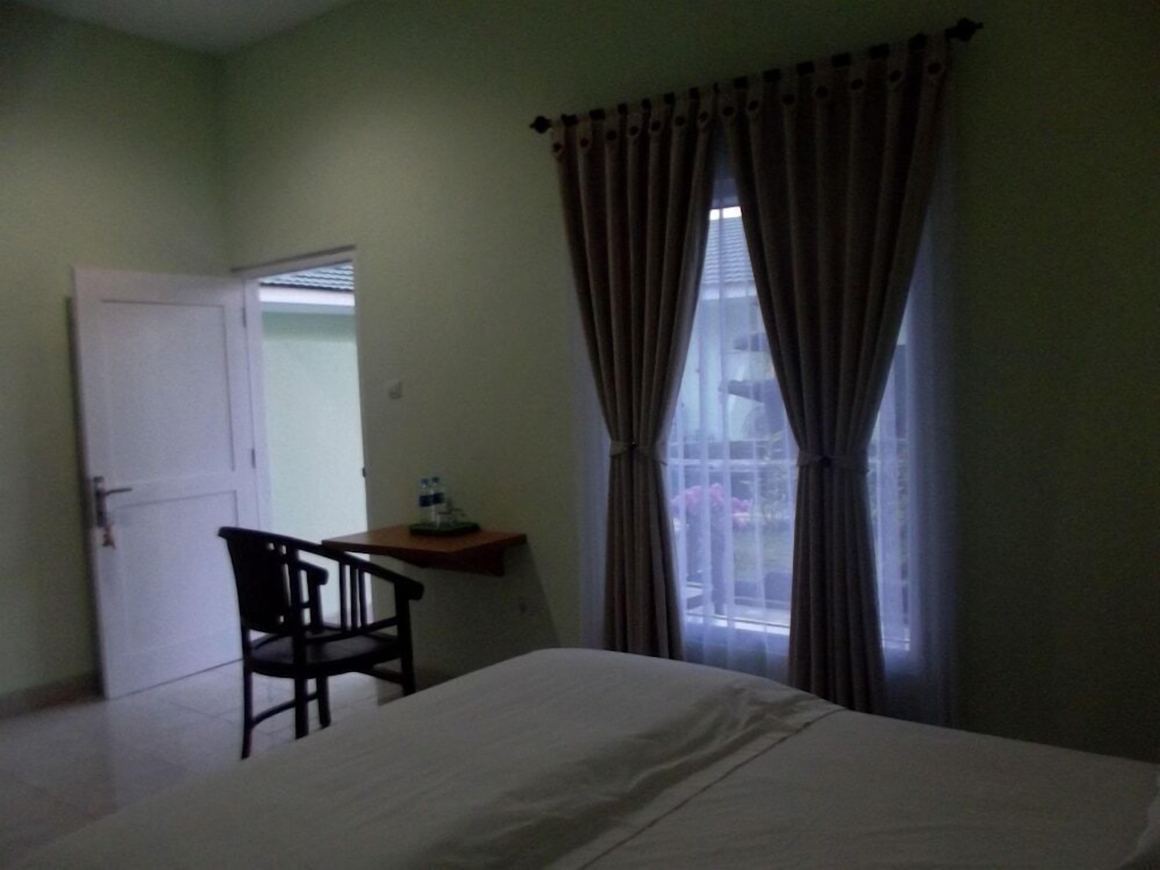 1 bedroom, desk, soundproofing