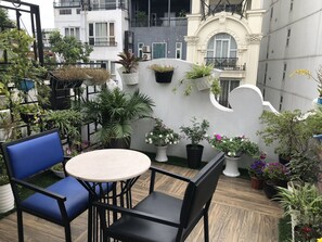 Suite Junior, terrasse, vue ville | Vue de la chambre