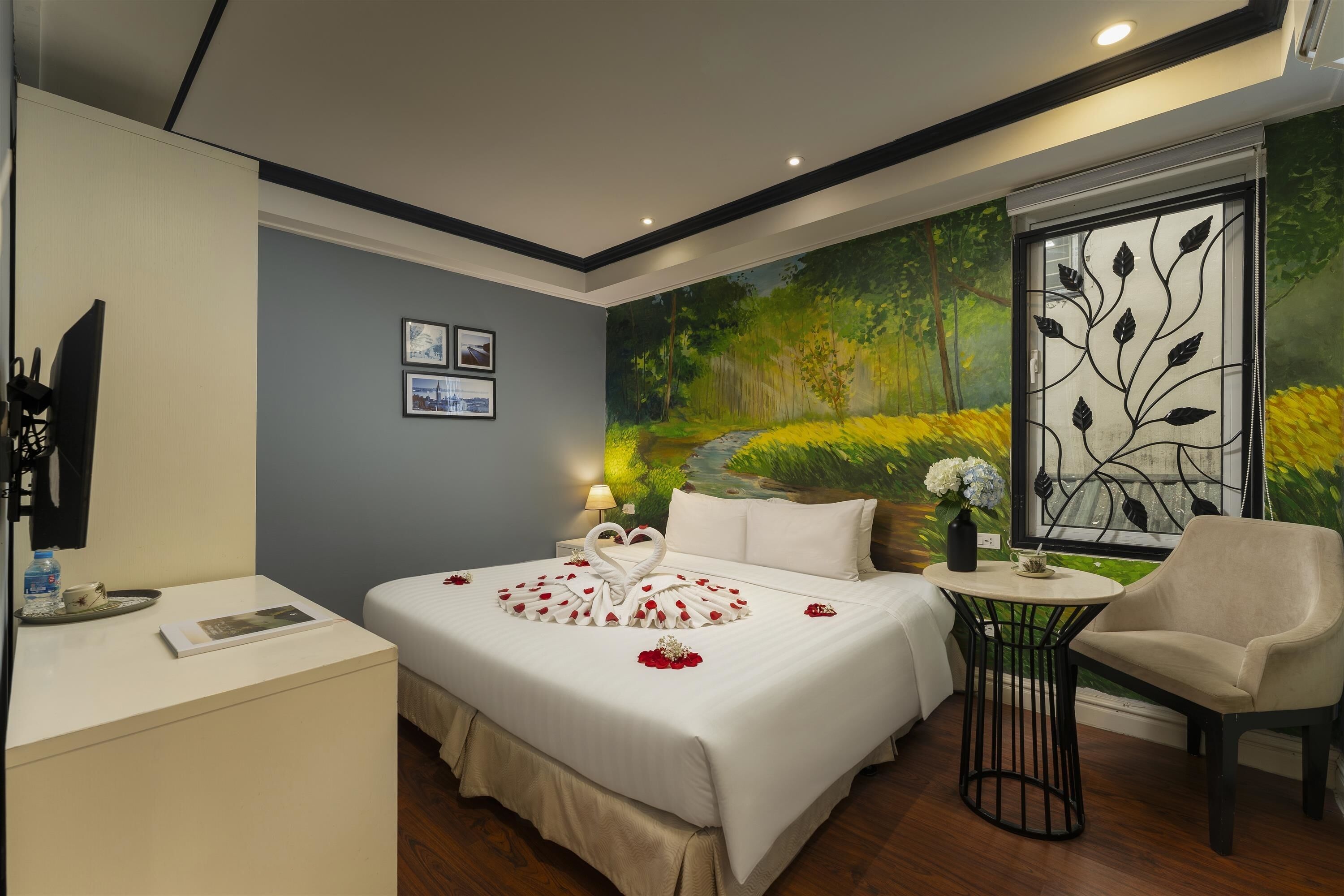 Deluxe dubbelrum eller tvåbäddsrum | Minibar, värdeförvaringsskåp på rummet, skrivbord och ljudisolering