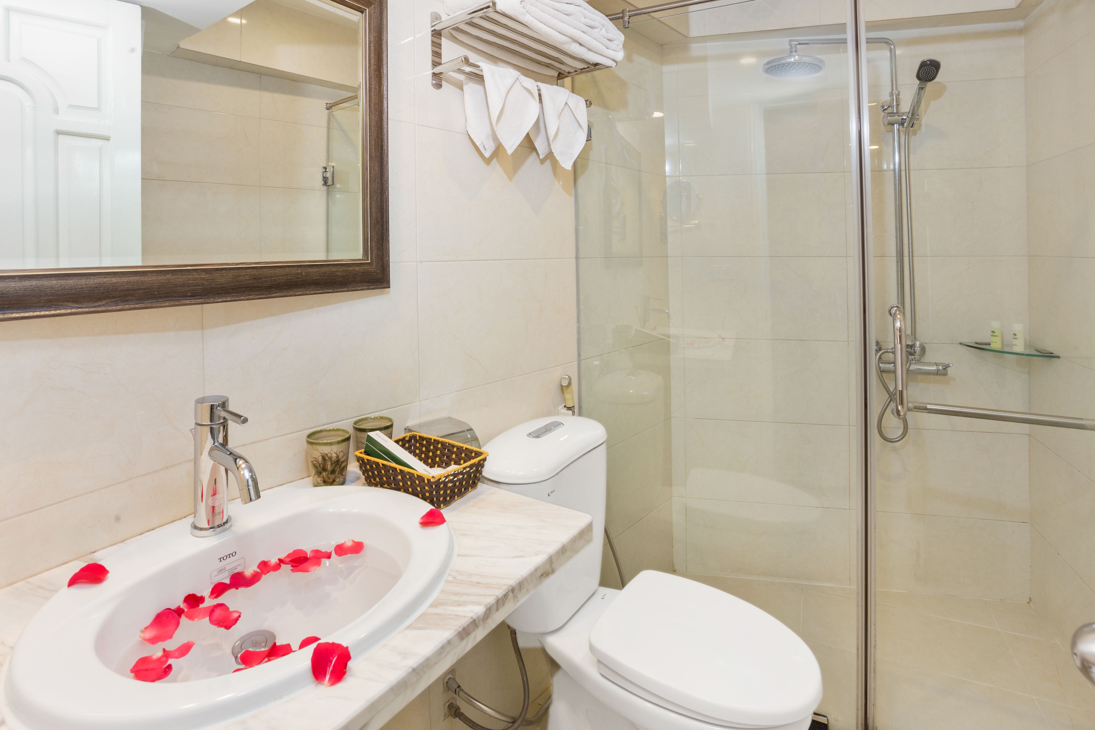 superior double or twin room | bathroom | shower, free toiletries, hair dryer, slippers
