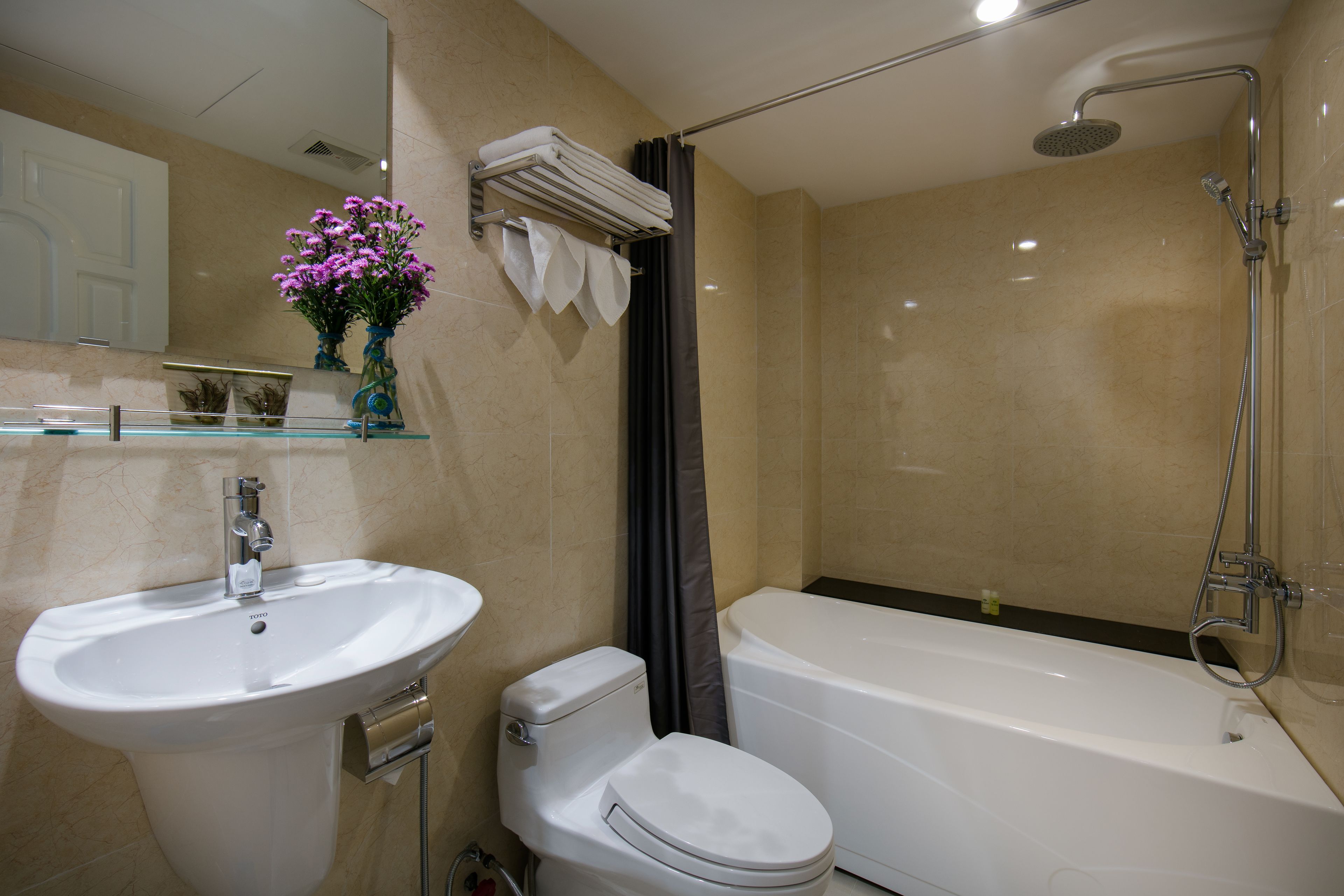 terrace suite city view | bathroom | shower, free toiletries, hair dryer, slippers