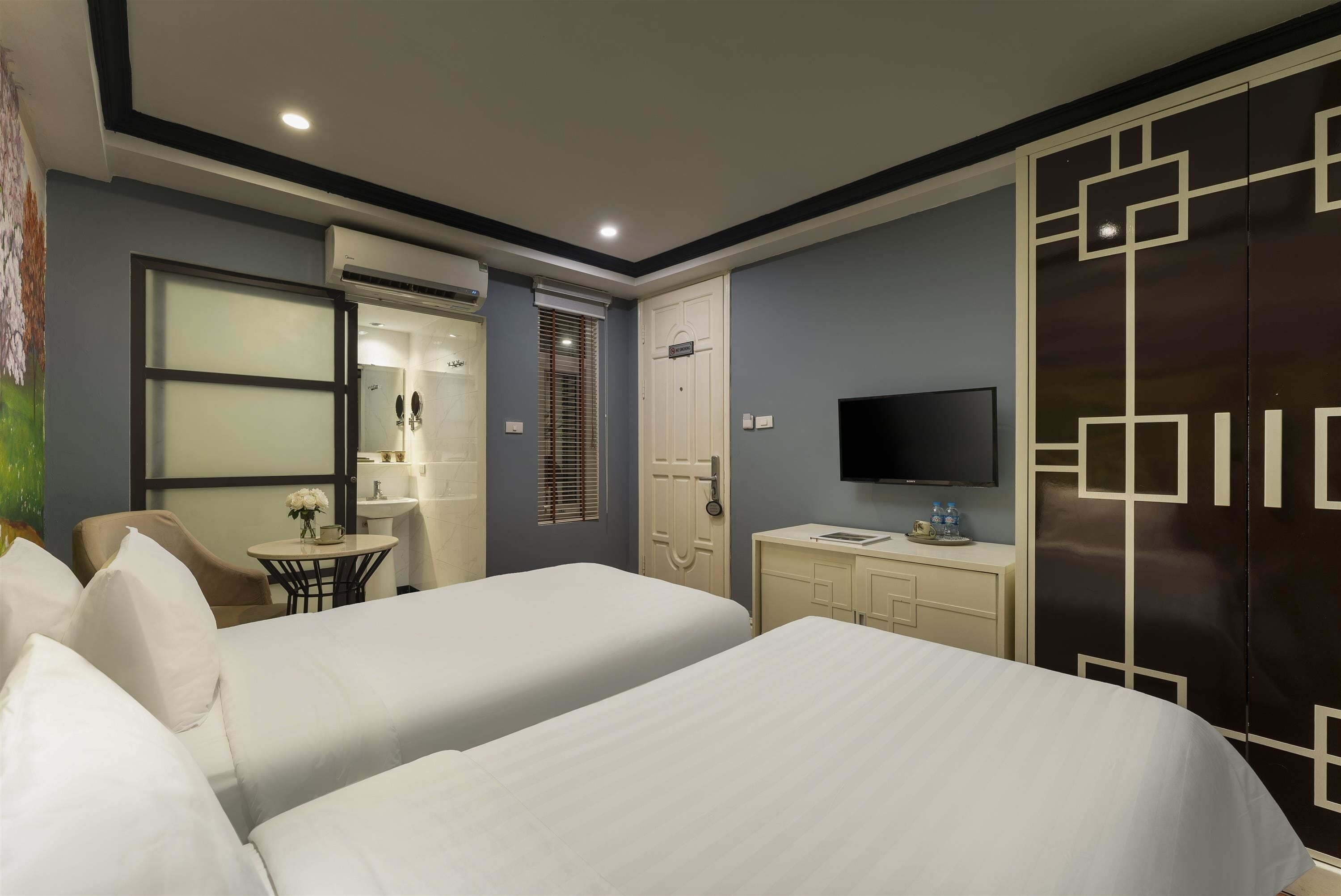 Deluxe dubbelrum eller tvåbäddsrum | Minibar, värdeförvaringsskåp på rummet, skrivbord och ljudisolering