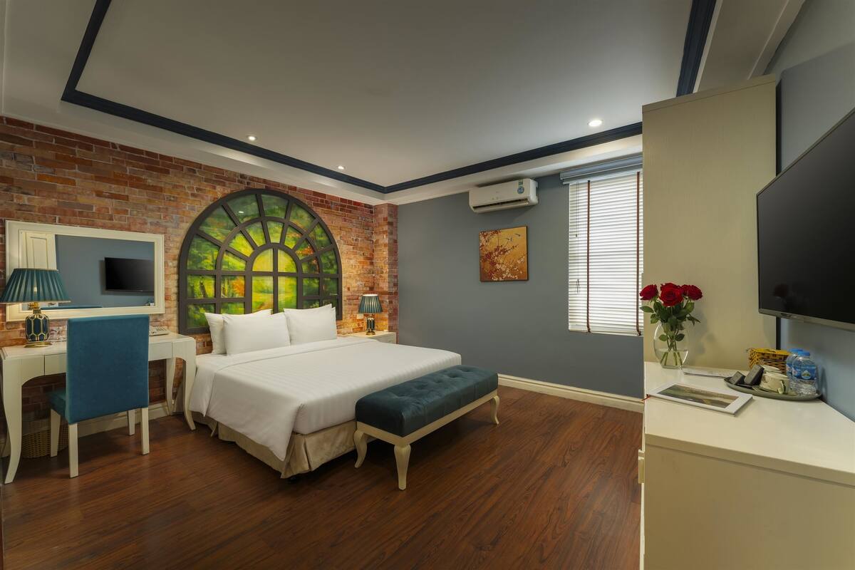 Executive Double Room | Minibar, in-room safe, desk, soundproofing