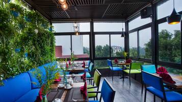 Free daily on-the-go breakfast