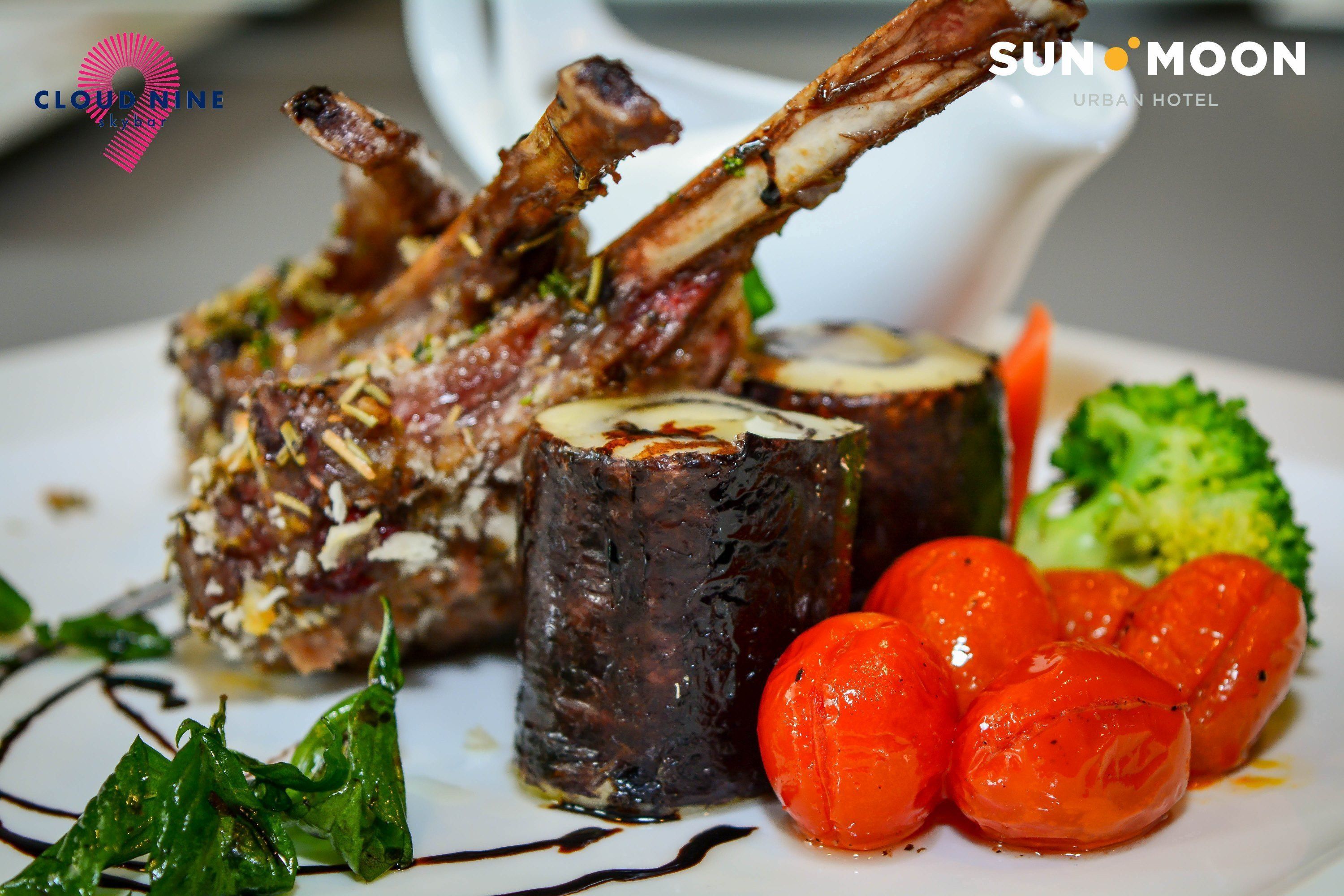 Un plato con chuletas de cordero, verduras asadas y brócoli como guarnición.