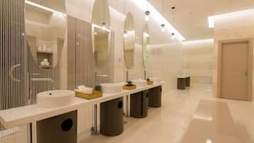 Behandelingskamers voor koppels, een sauna, een bubbelbad, een stoombad