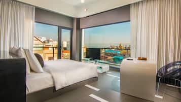 Suite, 1 kingsize bed, balkon | Een kluis op de kamer, een bureau, verduisterende gordijnen