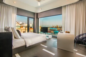 Suite, 1 cama de matrimonio grande, balcón | Caja fuerte, escritorio, cortinas opacas y sistema de insonorización