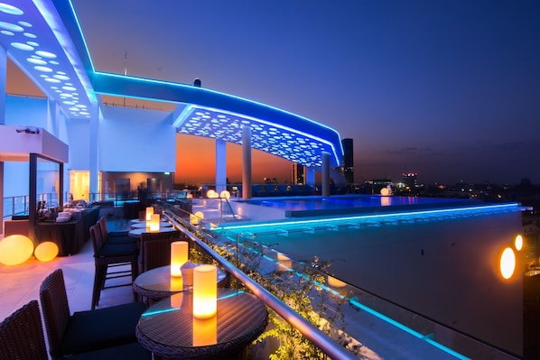Poolside bar - SUN & MOON, Urban Hotel (Phnom Penh)
