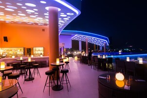 Bar junto a la piscina