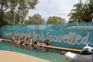 Una piscina al aire libre, tumbonas