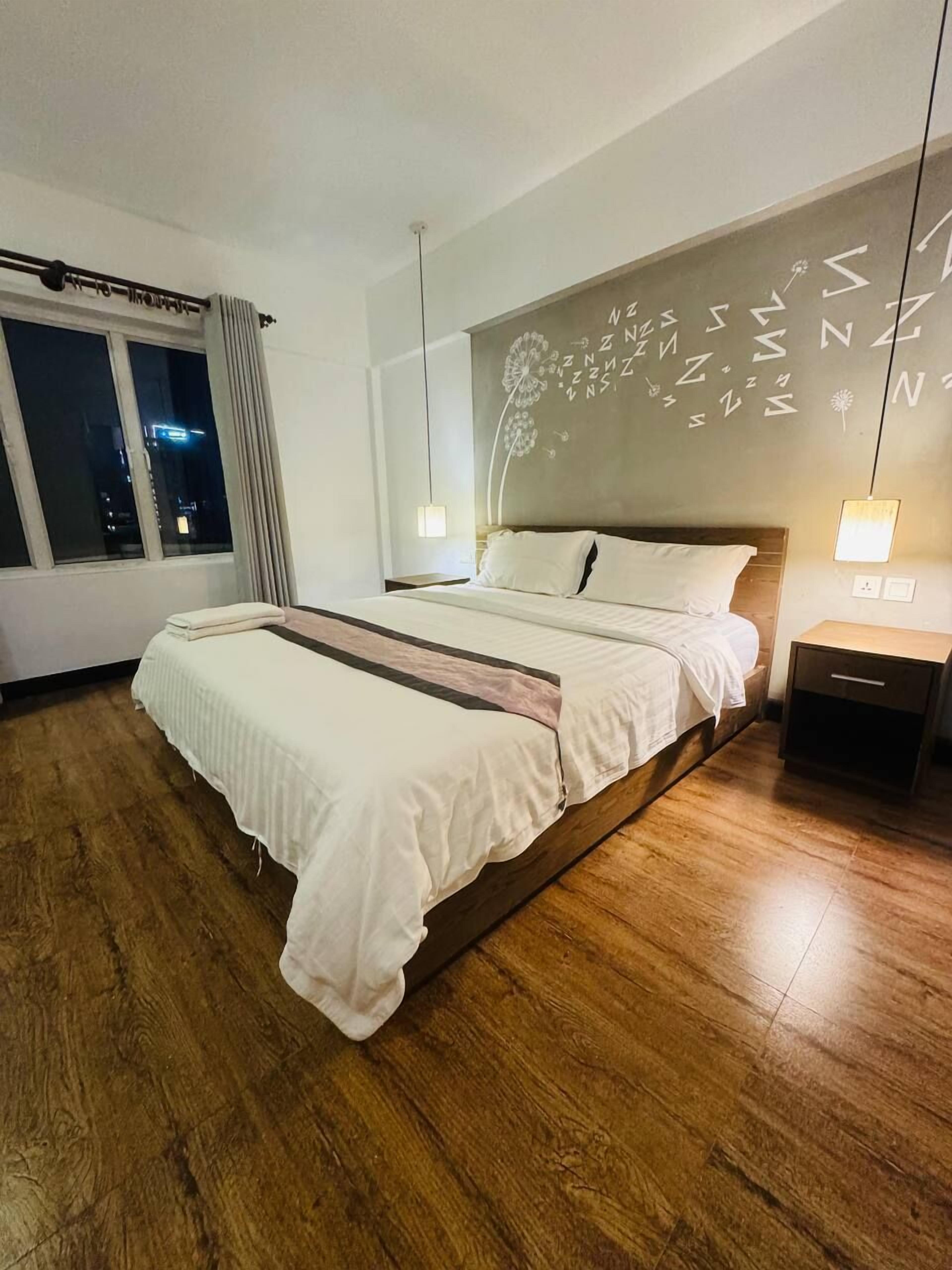 Deluxe tweepersoonskamer, 1 kingsize bed | 1 slaapkamer, een minibar, een kluis op de kamer, een laptopwerkplek