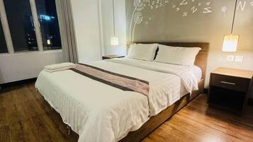 Deluxe tweepersoonskamer, 1 kingsize bed | 1 slaapkamer, een minibar, een kluis op de kamer, een laptopwerkplek