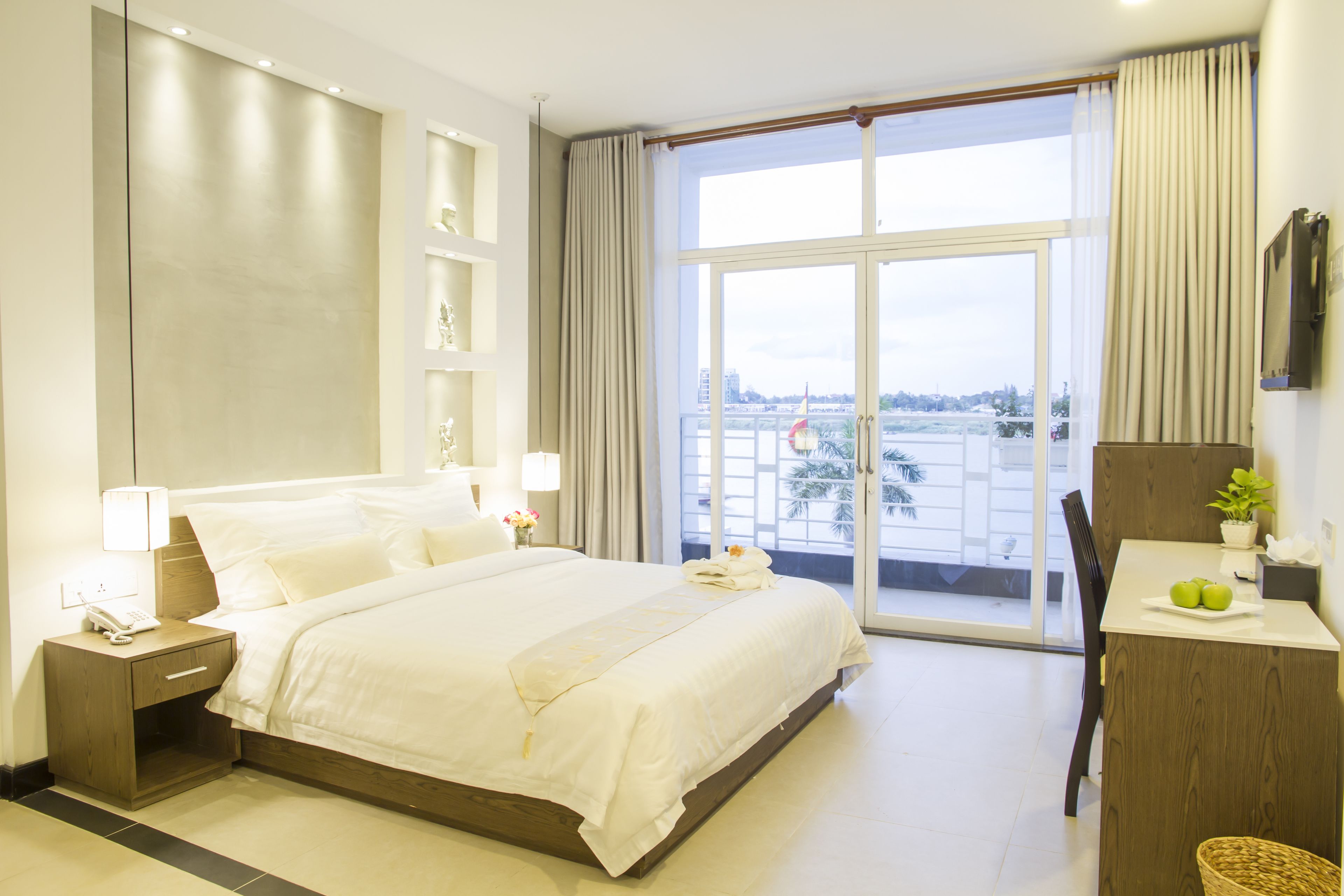 Kahden hengen deluxe-huone, jokinäköala | 1 makuuhuone, minibaari, tallelokero huoneessa