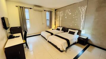 Deluxe Twin Room | 1 bedroom, minibar, in-room safe, laptop workspace