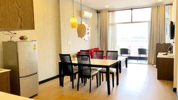 Luxury Apartment, 1 Bedroom, River View | In-room dining