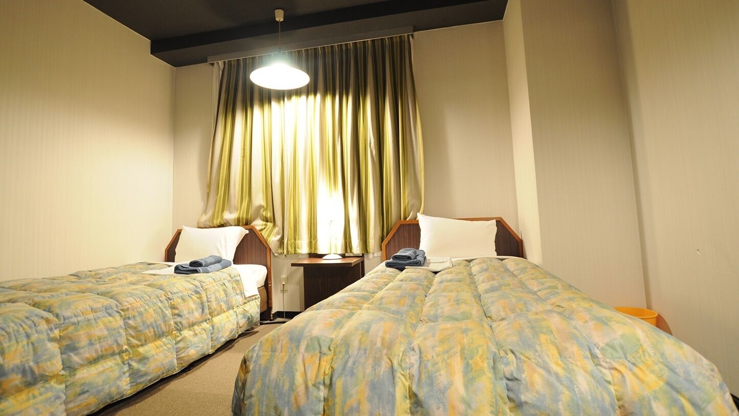 Escritorio, wifi gratis y ropa de cama 