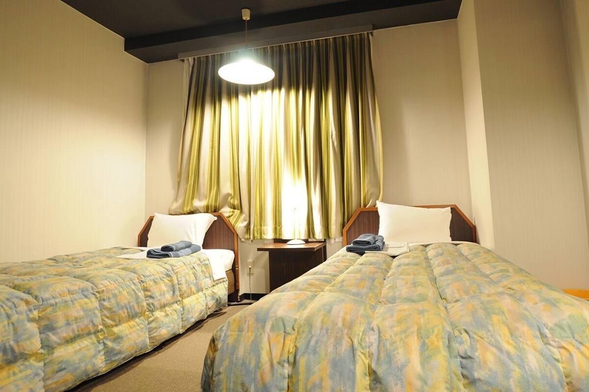 Escritorio, wifi gratis y ropa de cama