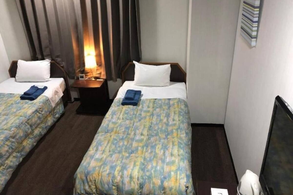 Escritorio, wifi gratis y ropa de cama