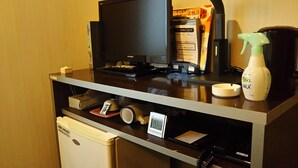 A hotel reception desk with a computer, a spray bottle, a clock, and a small trash bin. - Palude Kushiro (Kushiro)
