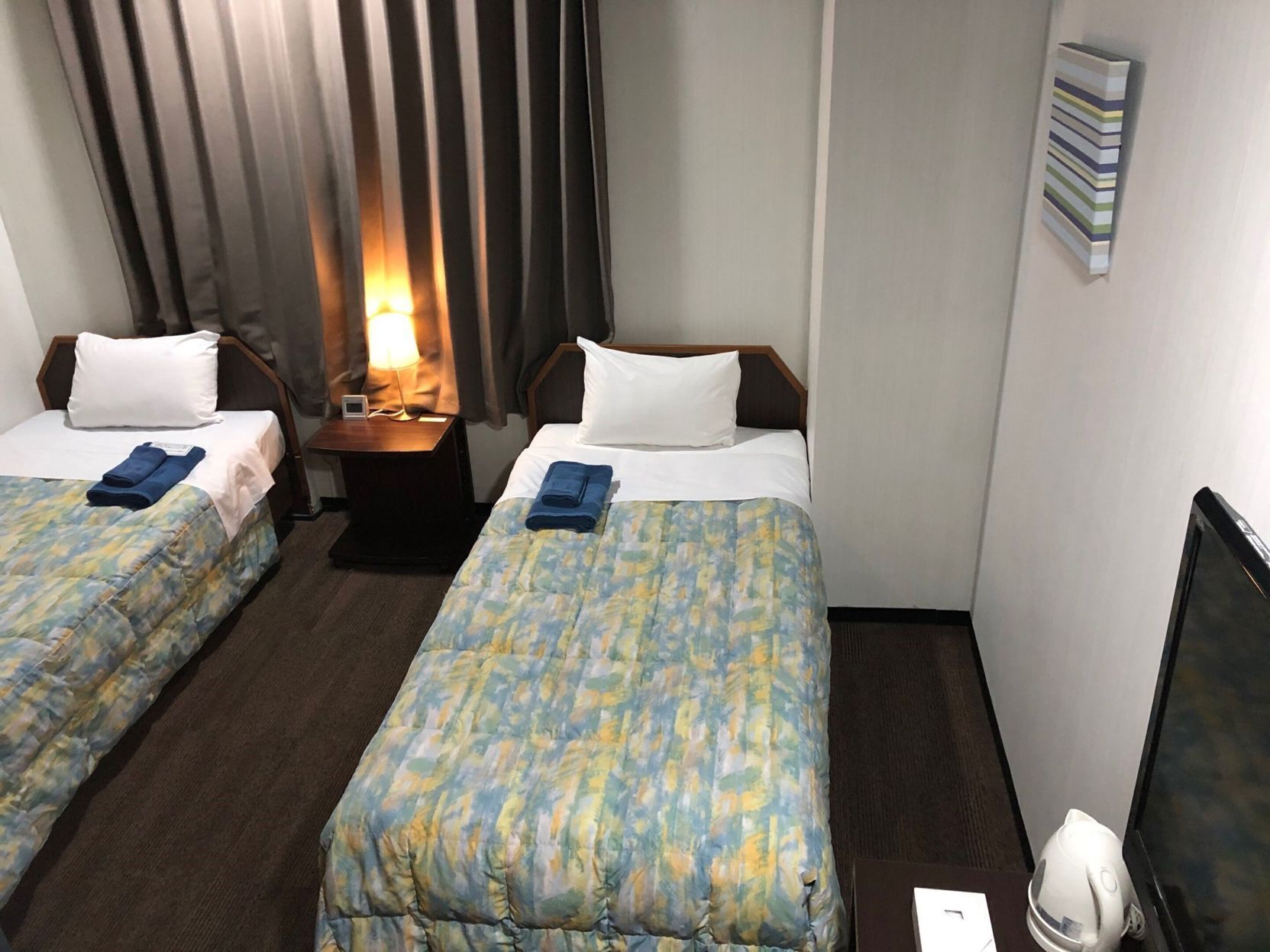 Escritorio, wifi gratis y ropa de cama 