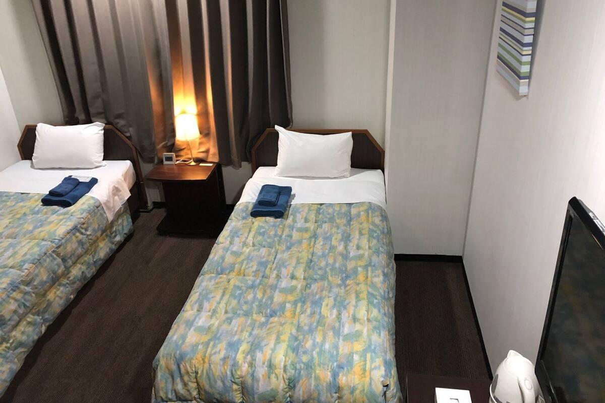 Escritorio, wifi gratis y ropa de cama