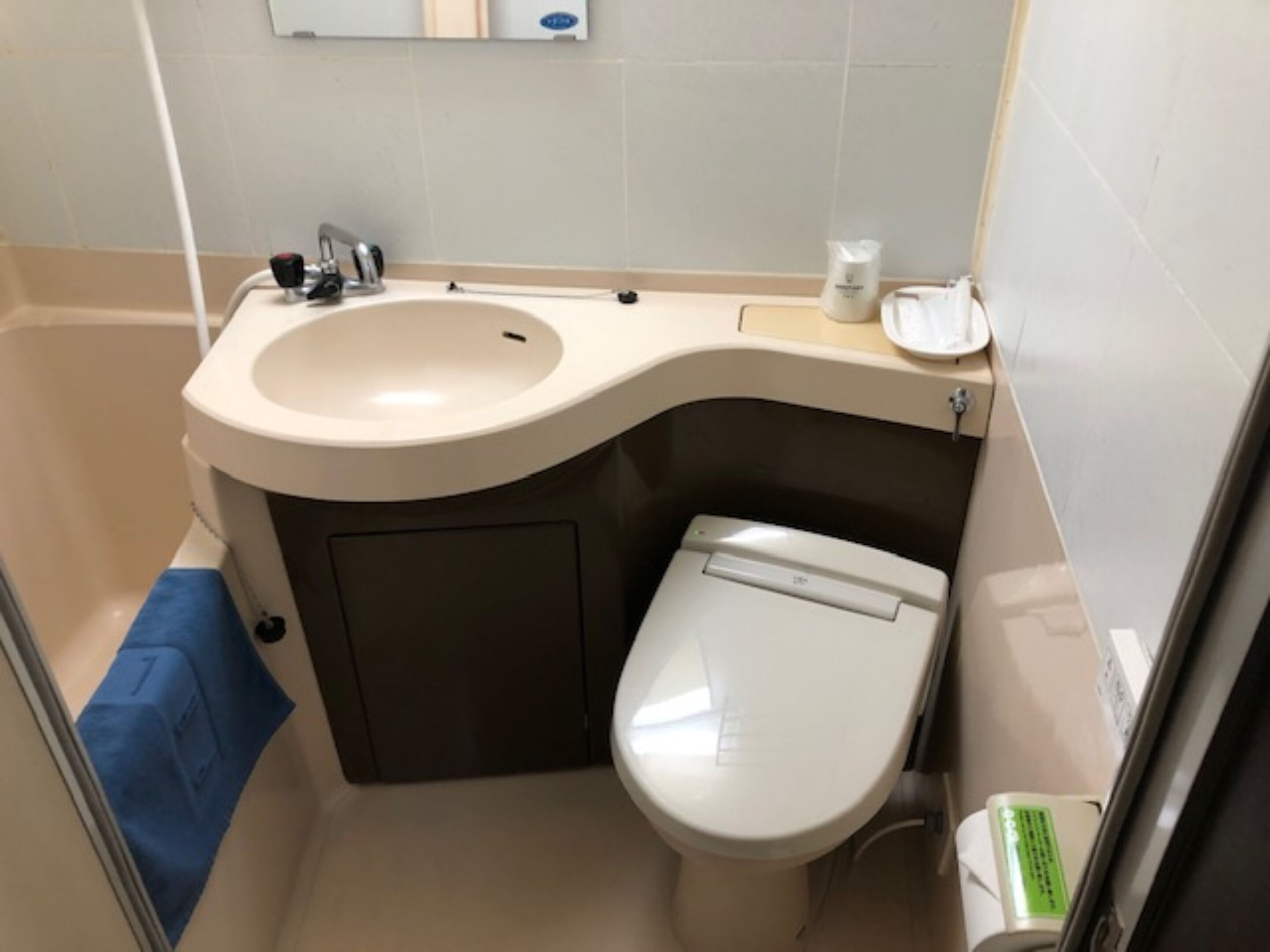 シャワー付き浴槽、バスアメニティ (  無料)、スリッパ、洗浄機付トイレ