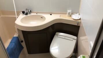 Combined shower/bathtub, free toiletries, slippers, electronic bidet